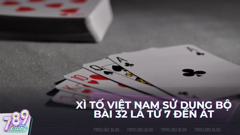 Xì tố Việt Nam sử dụng bộ bài 32 lá từ 7 đến Át, trong khi Poker quốc tế sử dụng bộ bài đầy đủ 52 lá